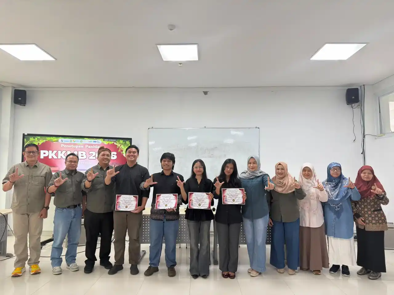 Faculty of Forestry USU Holds Dissolution of 2026 PKKMB Committee, Appreciating Student Dedication